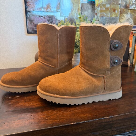 Short Ugg Boots size 8 - Picture 2 of 8
